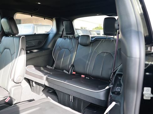 New 2026 Chrysler Pacifica Limited image 32