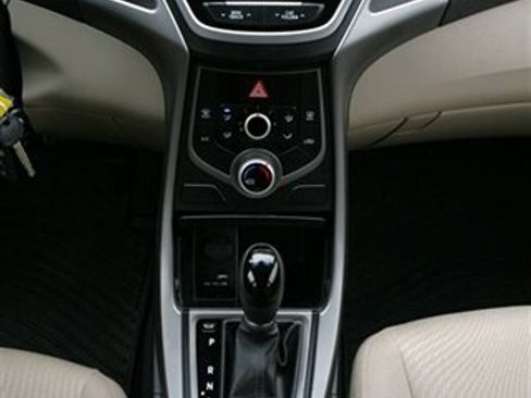 Used 2016 Hyundai Elantra SE image 17