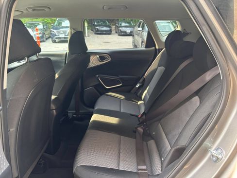 Used 2025 Kia Soul LX w/ LX Technology Package FWD image 23