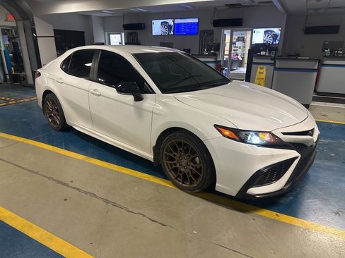 Used 2023 Toyota Camry SE image 3