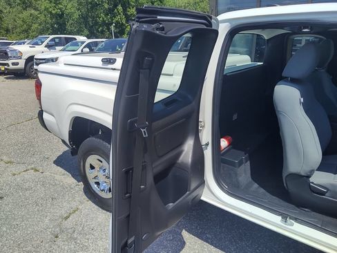 Used 2018 Toyota Tacoma SR RWD image 54