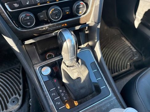 Used 2017 Volkswagen Passat 1.8T SEL Premium image 13