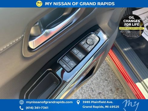 Used 2025 Nissan Pathfinder SL AWD/4WD image 12