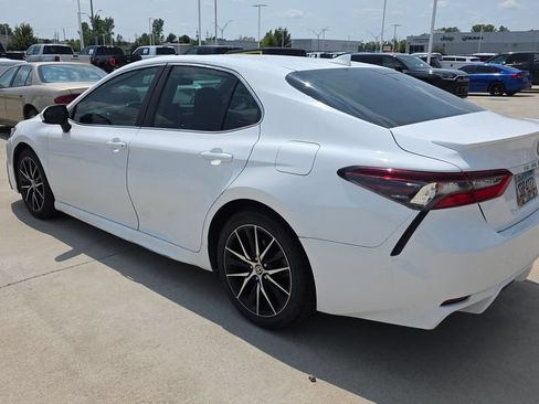 Used 2021 Toyota Camry SE FWD image 3