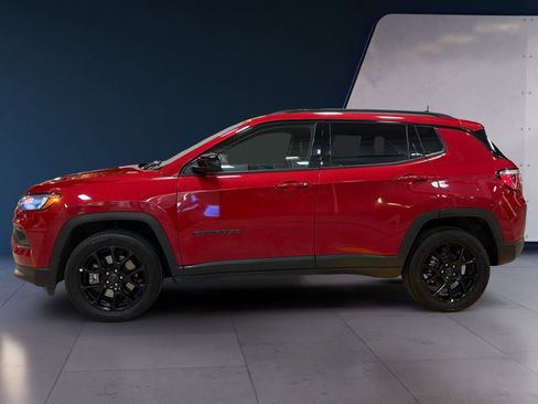 Used 2025 Jeep Compass Latitude w/ Altitude Special Edition image 2