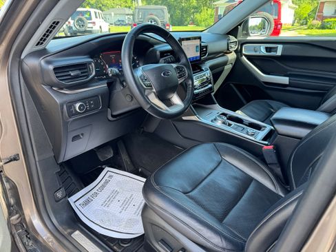 Used 2021 Ford Explorer Limited w/ Equipment Group 301A AWD/4WD image 11