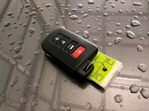 Used 2015 Toyota Camry XLE w/ Moonroof Package image 10