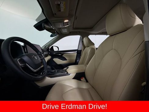 Used 2023 Toyota Highlander Limited FWD image 6