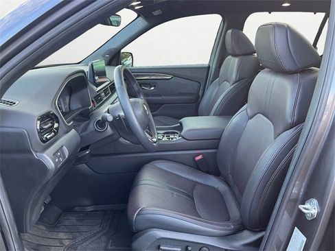 Used 2025 Honda Pilot Black Edition image 10