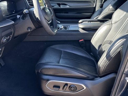 Used 2024 Jeep Wagoneer L Series II w/ Flexible Seating Group RWD image 9