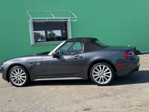 Used 2017 FIAT 124 Spider Lusso RWD image 2