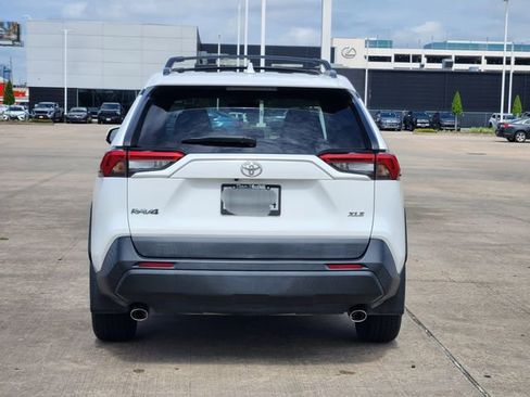 Used 2021 Toyota RAV4 XLE w/ Convenience Package FWD image 5