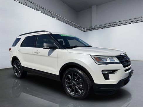 Used 2018 Ford Explorer XLT w/ Equipment Group 202A image 8