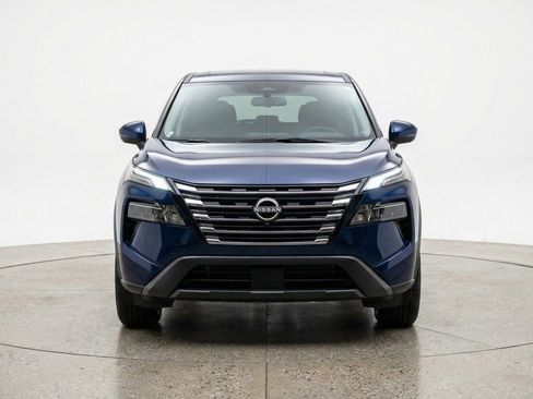 Used 2025 Nissan Rogue SV AWD/4WD image 2