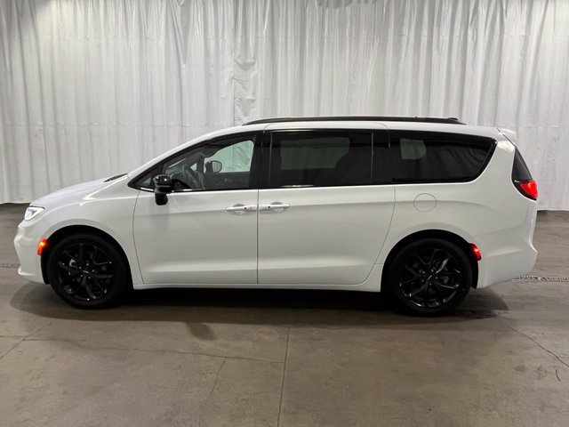 Used 2025 Chrysler Pacifica Limited FWD image 8