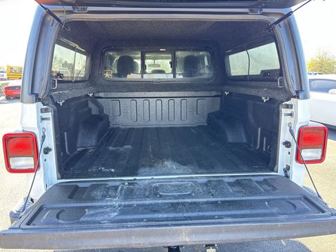 Used 2021 Jeep Gladiator Overland image 17