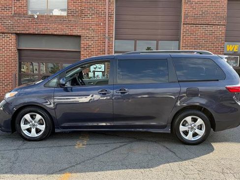 Used 2018 Toyota Sienna LE FWD image 7
