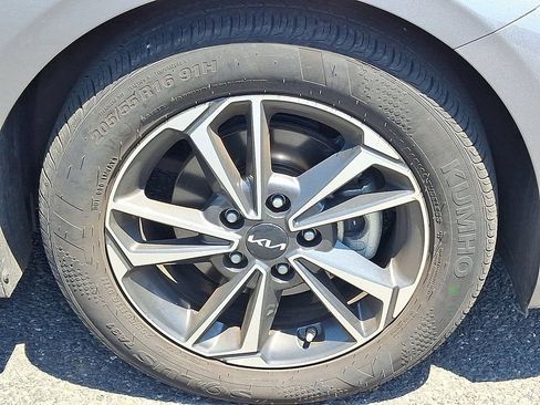 Used 2023 Kia Forte LXS w/ LXS Technology Package FWD image 9