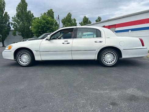 Used 2002 Lincoln Town Car Executive RWD image 6