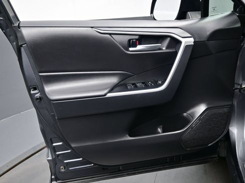 Used 2025 Toyota RAV4 XLE AWD/4WD image 9