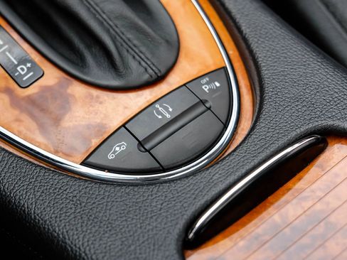 Used 2009 Mercedes-Benz E 550 Sedan image 28