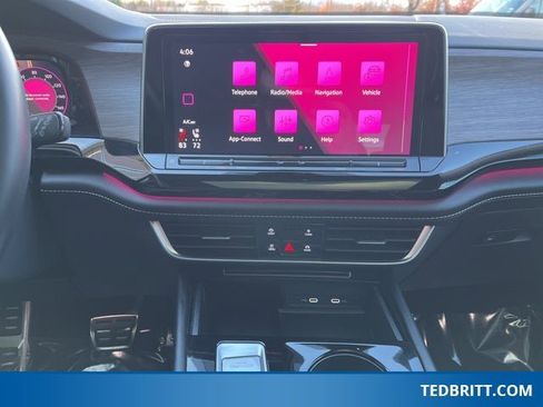 Used 2024 Volkswagen Atlas SEL Premium R-Line image 32