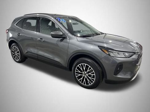 Used 2025 Ford Escape SE w/ Class II Trailer Tow Package image 7