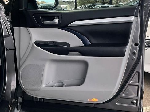 Used 2016 Toyota Highlander XLE image 22