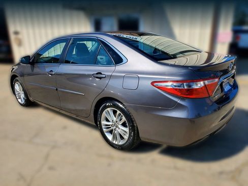 Used 2017 Toyota Camry SE w/ Moonroof Package FWD image 9