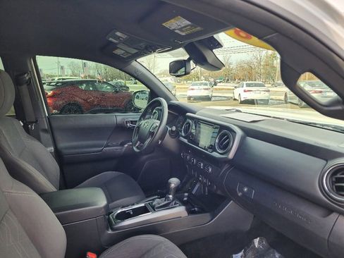 Used 2018 Toyota Tacoma TRD Off-Road image 11
