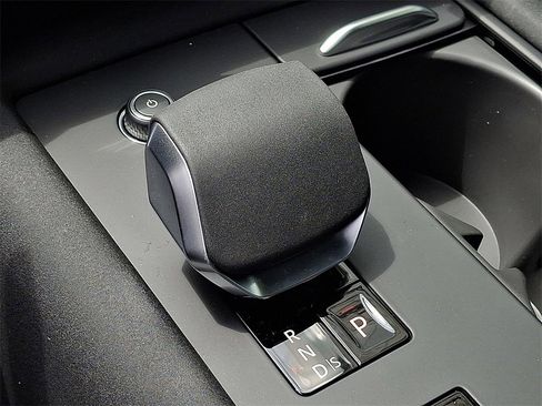 New 2025 Land Rover Discovery S image 11