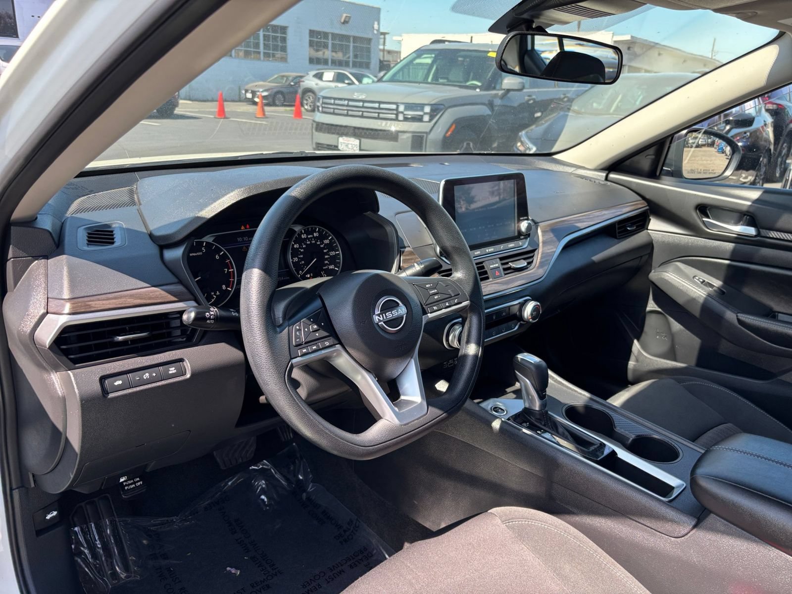 Used 2025 Nissan Altima 2.5 SV FWD image 32