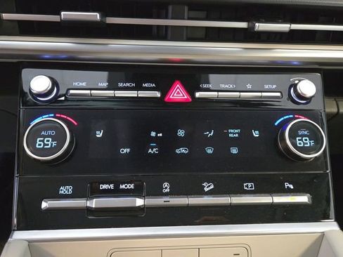 Used 2025 Hyundai Santa Fe SEL FWD image 18