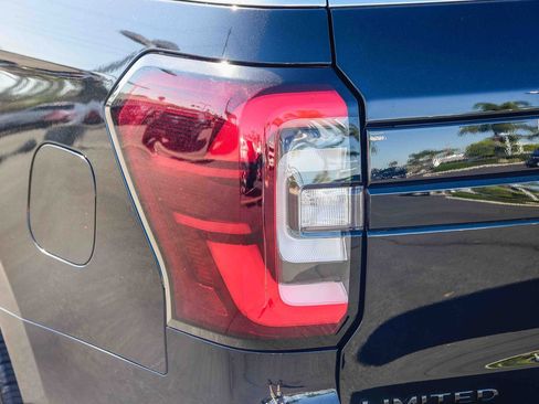 Used 2023 Ford Expedition Limited image 7