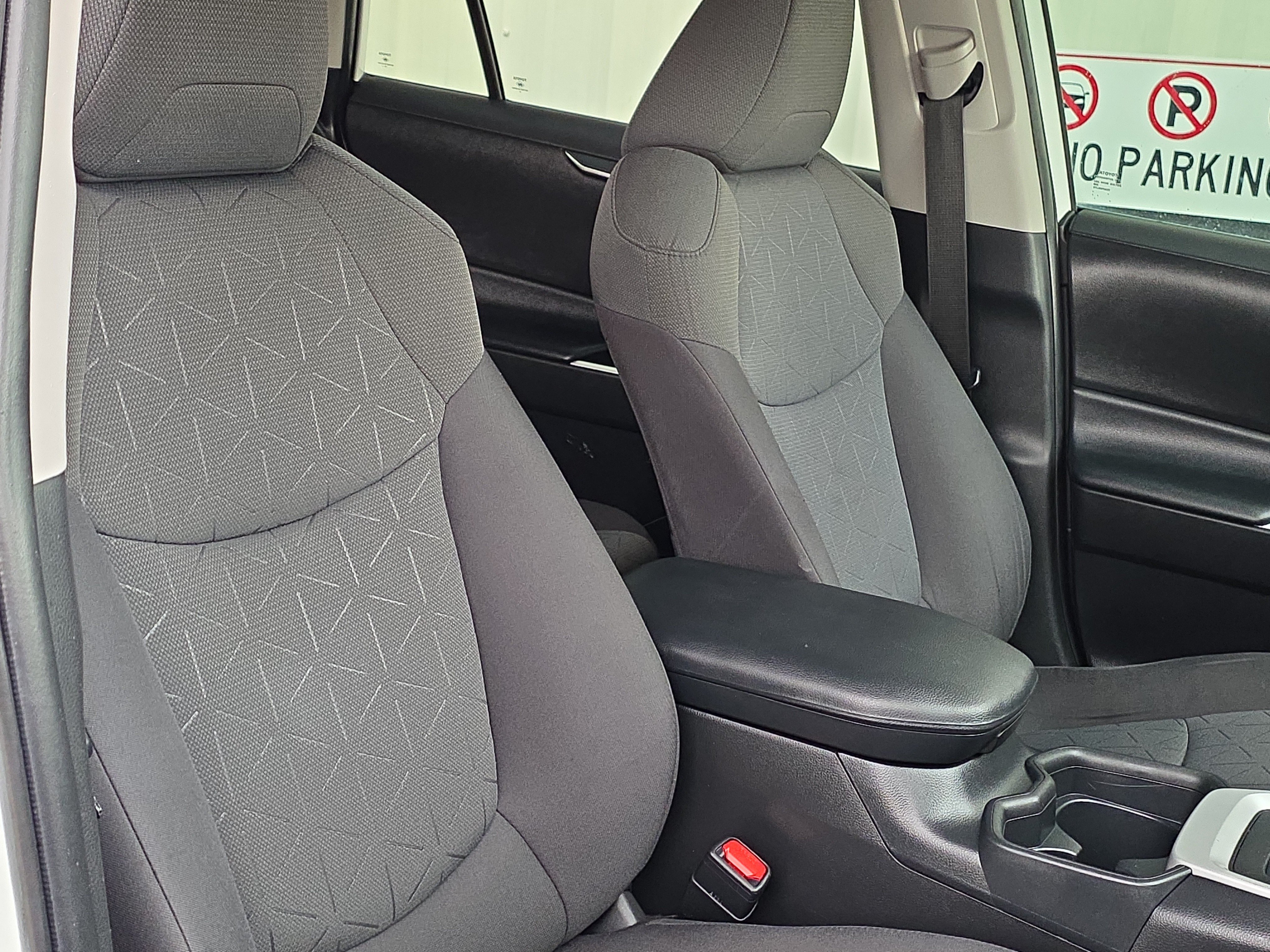 Used 2020 Toyota RAV4 XLE FWD image 30