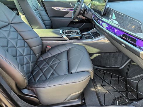 Used 2025 BMW 740i xDrive image 40