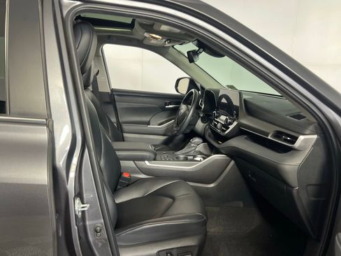 Used 2024 Toyota Highlander XLE image 29