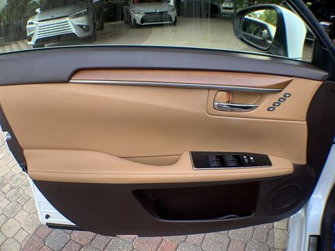 Used 2016 Lexus ES 350 w/ Luxury Package w/Wood Trim FWD image 5