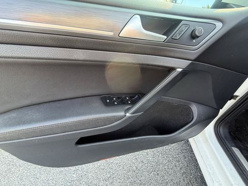 Used 2019 Volkswagen e-Golf SEL Premium FWD image 23