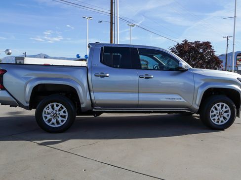 Certified 2024 Toyota Tacoma SR5 AWD/4WD image 9
