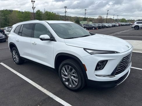 Used 2025 Buick Enclave Preferred image 4