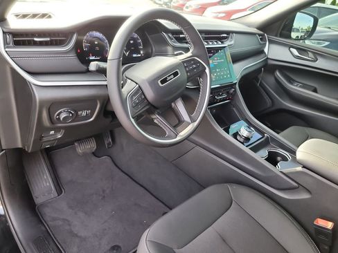 New 2025 Jeep Grand Cherokee Laredo w/ Luxury Tech Group I image 18