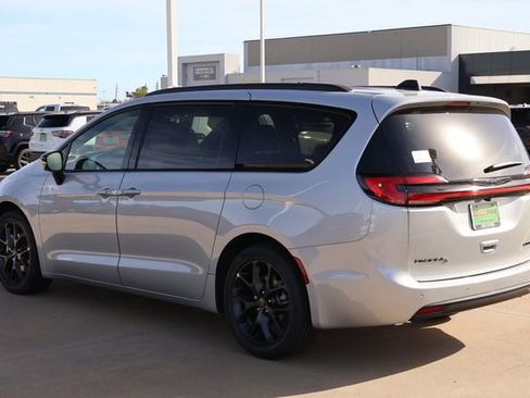New 2026 Chrysler Pacifica Limited image 4