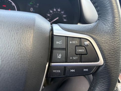 Used 2024 Toyota Sienna XLE FWD image 30