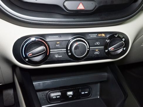 Certified 2025 Kia Soul LX w/ LX Technology Package FWD image 17