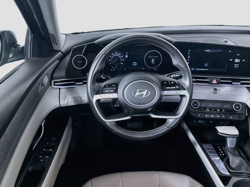 Used 2025 Hyundai Elantra Limited FWD image 18