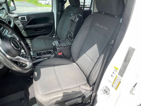 Used 2019 Jeep Wrangler Unlimited Sahara AWD/4WD image 13