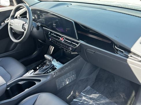 Used 2025 Kia Niro EX Touring FWD image 9