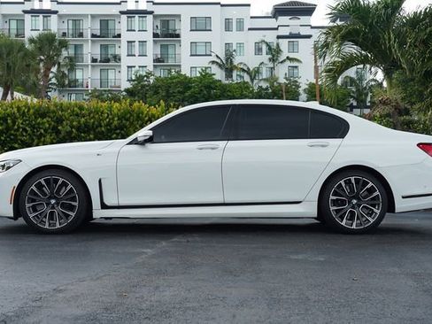 Used 2022 BMW 740i w/ M Sport Package RWD image 4