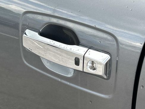 Used 2019 Nissan Titan SV w/ SV Convenience Package RWD image 19